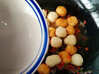 咖喱鱼蛋,倒入适量清水大火煮开。