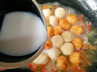 咖喱鱼蛋,再倒入椰浆，熬煮至鱼蛋和炸鱼蛋熟透。