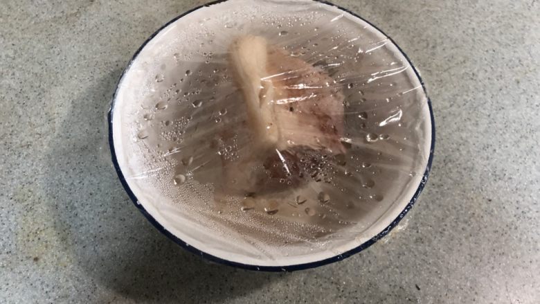 老北京春饼,白肉炖好封存放入冰箱冷藏，做定形处理！