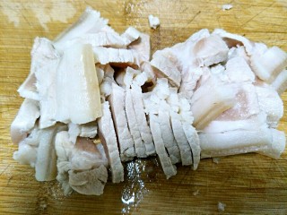 回锅肉,待肉凉透后切成肉片。