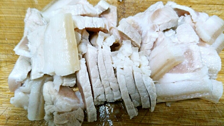 回锅肉,待肉凉透后切成肉片。