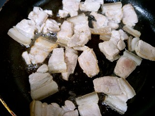 回锅肉,锅里加油放切好的五花肉。
