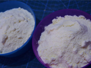 超豪华版雪花酥,将烘焙奶粉提前准备好，备用。