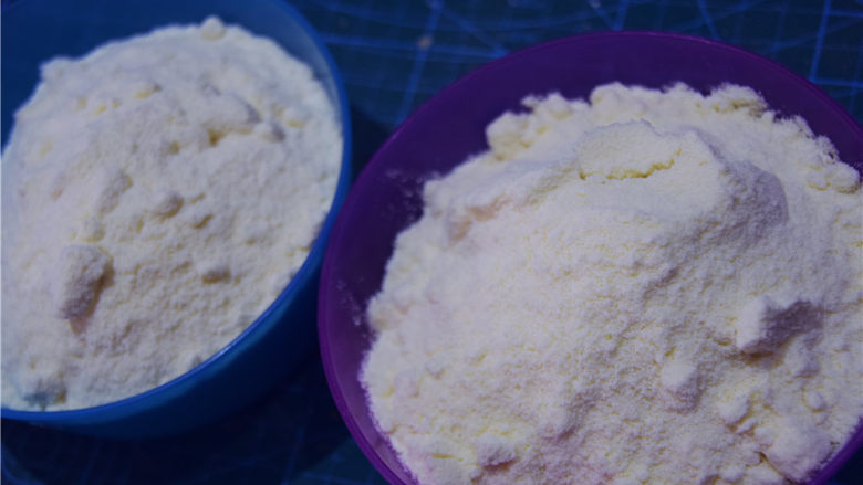 超豪华版雪花酥,将烘焙奶粉提前准备好，备用。