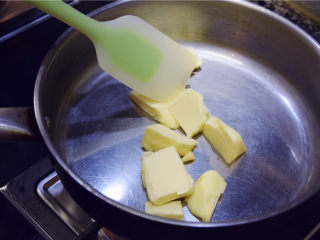 超豪华版雪花酥,锅子内放入黄油，开始融化。