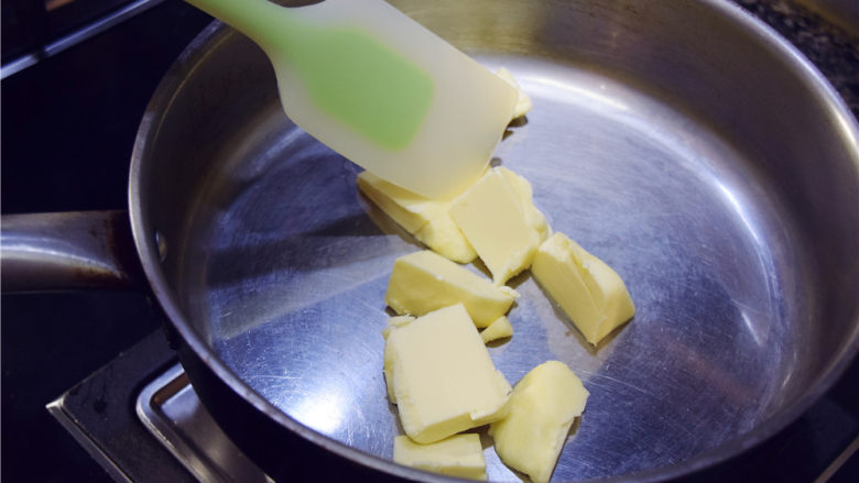 超豪华版雪花酥,锅子内放入黄油，开始融化。