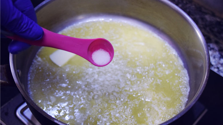 超豪华版雪花酥,基本上快完全融化的时候放入食盐。