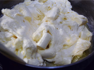 超豪华版雪花酥,棉花糖基本快完全融化的时候准备倒入烘焙奶粉。