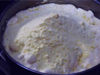 超豪华版雪花酥,倒入烘焙奶粉后开始翻拌。