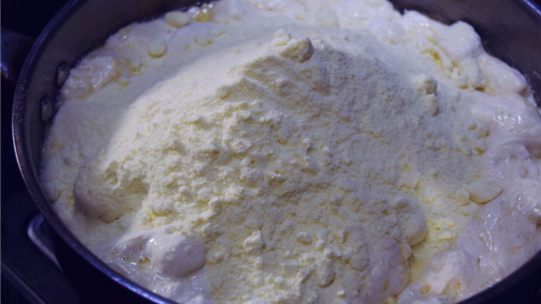 超豪华版雪花酥,倒入烘焙奶粉后开始翻拌。