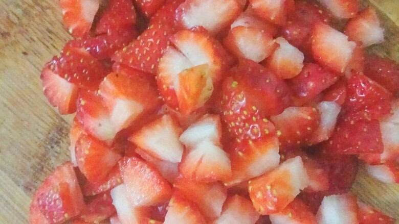 草莓纸杯蛋糕,草莓去蒂洗净，切成细丁