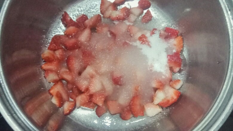 草莓纸杯蛋糕,处理好的草莓肉放入锅中，不要加水，小火加热半小时，期间不时搅拌以防粘锅