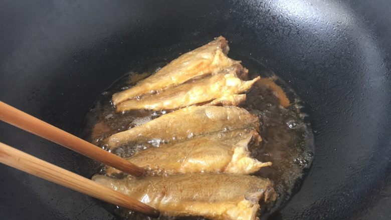 下酒小菜 红烧小黄花鱼,把小黄花鱼的两面都煎至金黄色。