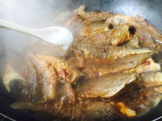下酒小菜 红烧小黄花鱼,放入适量的盐调味。