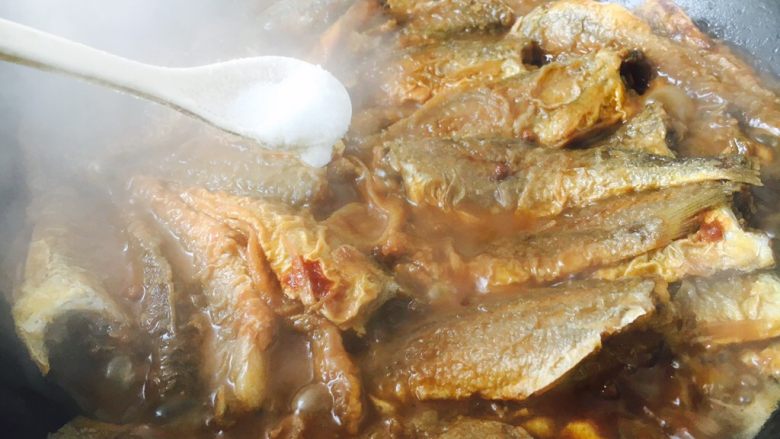 下酒小菜 红烧小黄花鱼,放入适量的盐调味。
