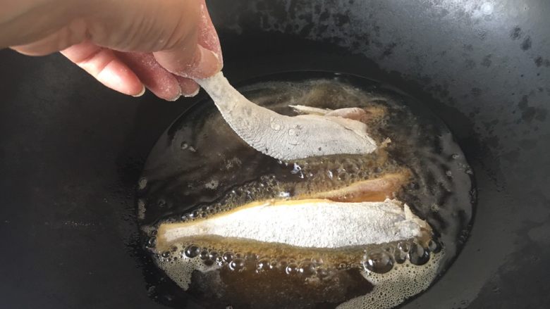 下酒小菜 红烧小黄花鱼,锅里放适量的油，油5、6成热时拎着鱼尾轻轻的贴着油面放到锅里。


