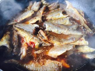 下酒小菜 红烧小黄花鱼,放入与食材齐平的水，大火煮开，大火炖5分钟左右，汤汁收至浓稠。