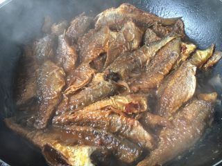 下酒小菜 红烧小黄花鱼,鲜美的小黄花鱼热吃时很下饭，凉后可做下酒菜。