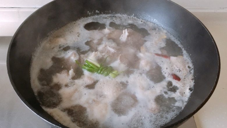 冬日温补-萝卜炖排骨,大火煮开后再煮3分钟，捞出，流水下冲干净