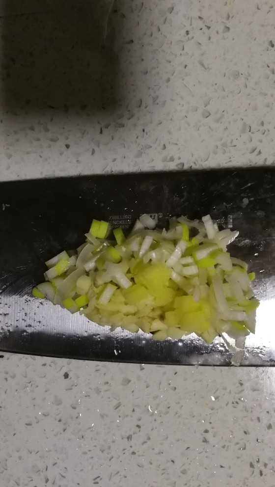 糖醋莲菜,准备配料：葱姜蒜，切成很小的块，备好