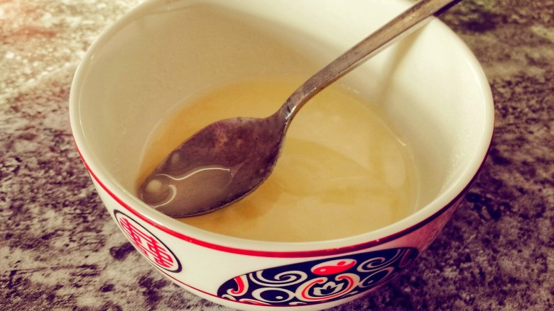 百变水果_酸奶蜂蜜什锦水果拼盘,两勺蜂蜜用小半碗温水调均匀，如果是液状蜂蜜可以不用调。