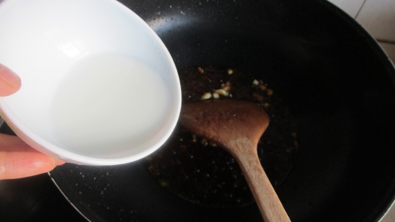 糖醋鲤鱼,完全融化后，加入适当的水淀粉，一边加入一边搅拌。