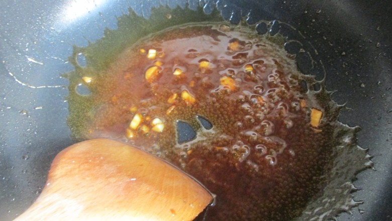 糖醋鲤鱼,看着汤汁差不多有粘稠度了即可关火。