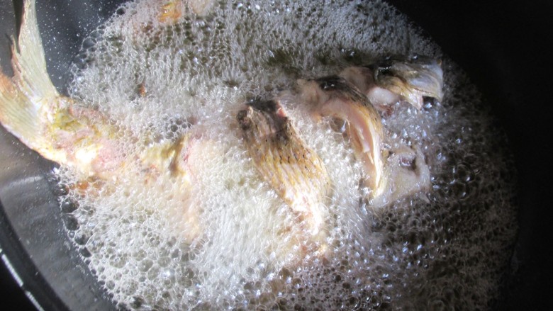 糖醋鲤鱼,炸的差不多时就翻个身接着炸，糖醋鱼一定要炸的透些，外皮有些焦脆最好。