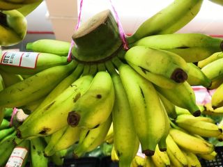 百变水果+酥炸香蕉,我选择超市里买来的小香蕉，当时外皮绿色的，不够甜。