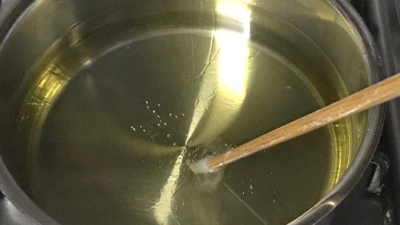 百变水果+酥炸香蕉,正烧的油锅，筷子插入后，筷子周围都是气泡，就可以开始炸了。