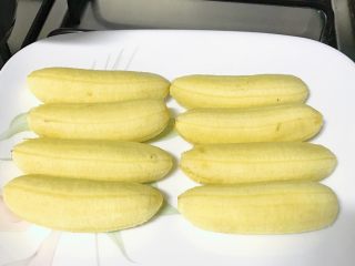 百变水果+酥炸香蕉,香蕉剥去外皮。