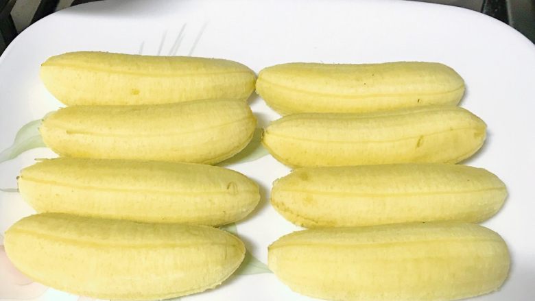 百变水果+酥炸香蕉,香蕉剥去外皮。