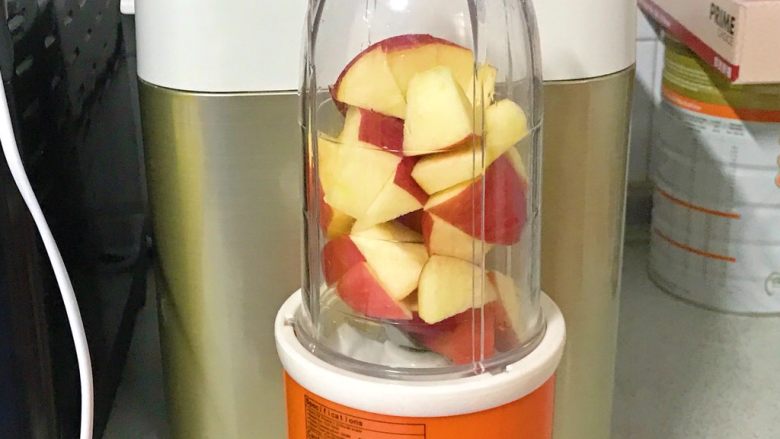 百变水果+清新爽口花青吊瓜,先把苹果在榨汁机里搅碎。
