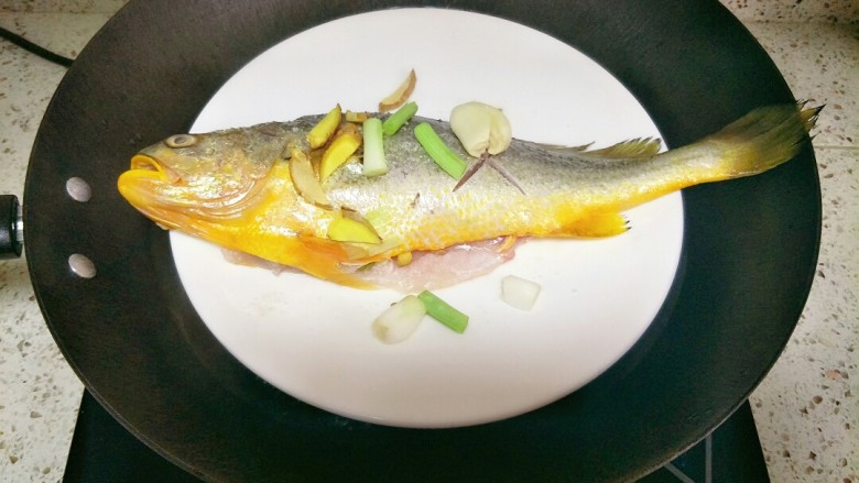清蒸黄瓜鱼,锅里水烧开，放入蒸10分钟左右，具体看鱼的大小