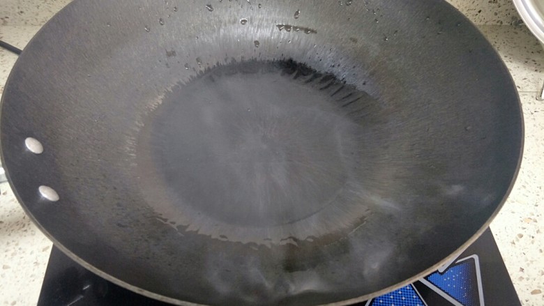 清蒸黄瓜鱼,锅里烧适量热油