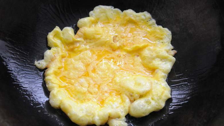 平菇青椒炒鸡蛋 好吃又营养的超快手家常菜,内放油，烧热，先炒鸡蛋，哗的一声鸡蛋就变大好多，看起来是十分的松软。