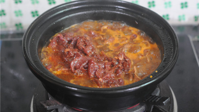 水煮牛肉,将腌制好的牛肉片放进去，慢慢滑炒至断生