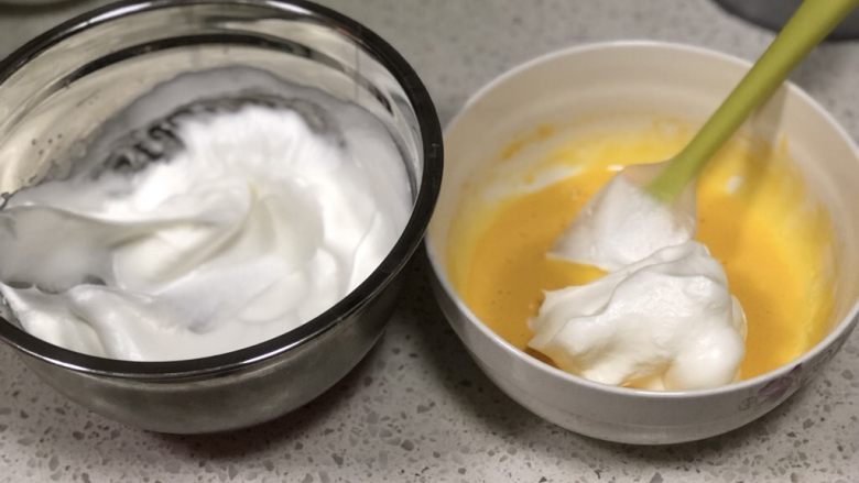 百香果慕斯蛋糕,蛋白霜分三次加入到蛋黄糊中、用刮刀划J字形上下翻拌均匀
