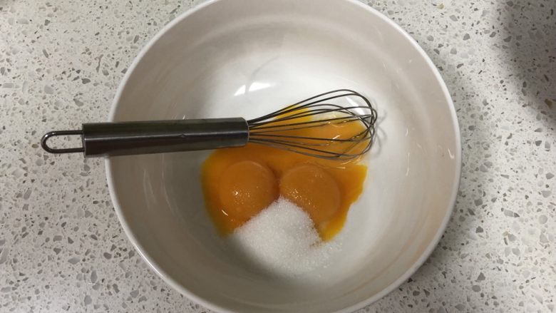 百香果慕斯蛋糕,【戚风制作】蛋黄蛋清分离，蛋黄内加入细砂糖15g，搅拌均匀