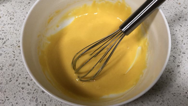 百香果慕斯蛋糕,搅拌成均匀的无干面粉状态的蛋黄糊