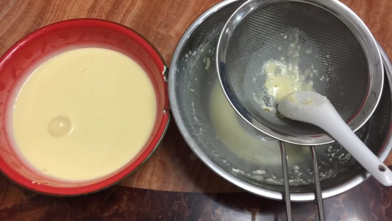 牛油果蛋挞,搅匀后继续把蛋奶水过筛两遍。