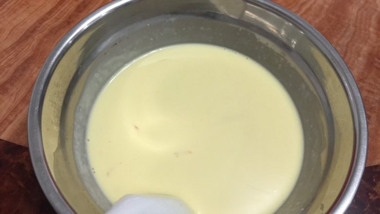 牛油果蛋挞,把蛋黄搅匀。