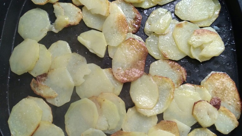 餐桌薯片--烧烤味,切片太薄很容易熟，且比较脆；太厚需要多煎一会至两边脆，中间柔软