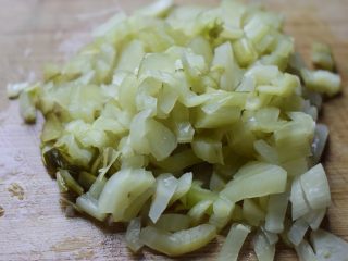 时令脆三冬,盐几菜叶不用，取半棵梗，切成丁，一厘米见方。