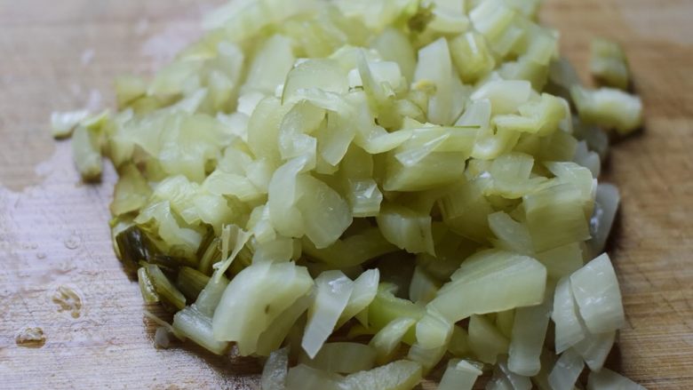 时令脆三冬,盐几菜叶不用，取半棵梗，切成丁，一厘米见方。