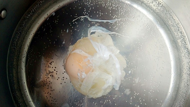 白馒头也能吃的如此洋气――中式改良版班尼迪克蛋Brunch,锅内烧开水，煮溏心蛋。（煮溏心蛋的详细方法在小贴士中）