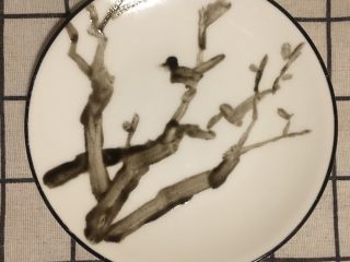喜鹊登梅果拼,用干净的毛笔蘸黑芝麻酱画出梅花树枝和喜鹊