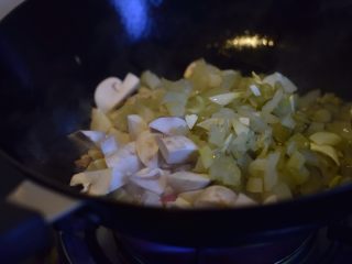 时令脆三冬,炒至笋边缘略焦，下盐几菜、蘑菇、辣椒。