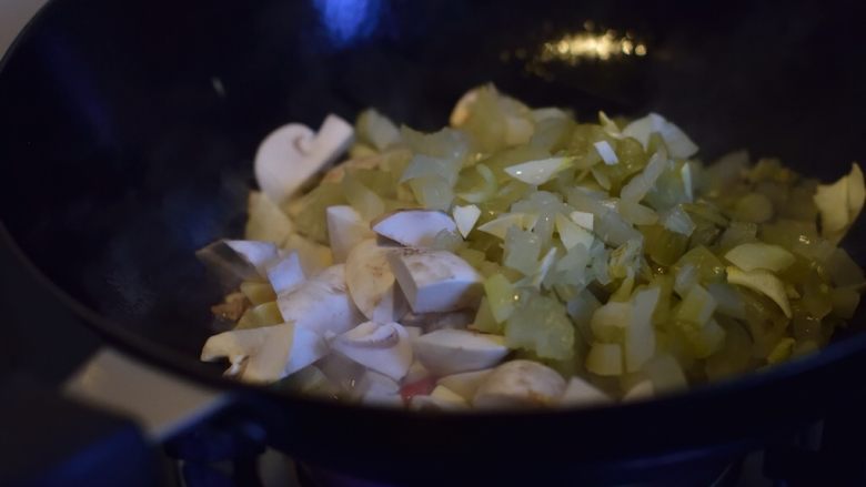时令脆三冬,炒至笋边缘略焦，下盐几菜、蘑菇、辣椒。