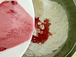 彩色冰皮月饼,将100克糯米粉、50克澄粉、25克玉米淀粉和20克白糖混合均匀（过不过筛都可），将调好的红曲粉牛奶倒入。